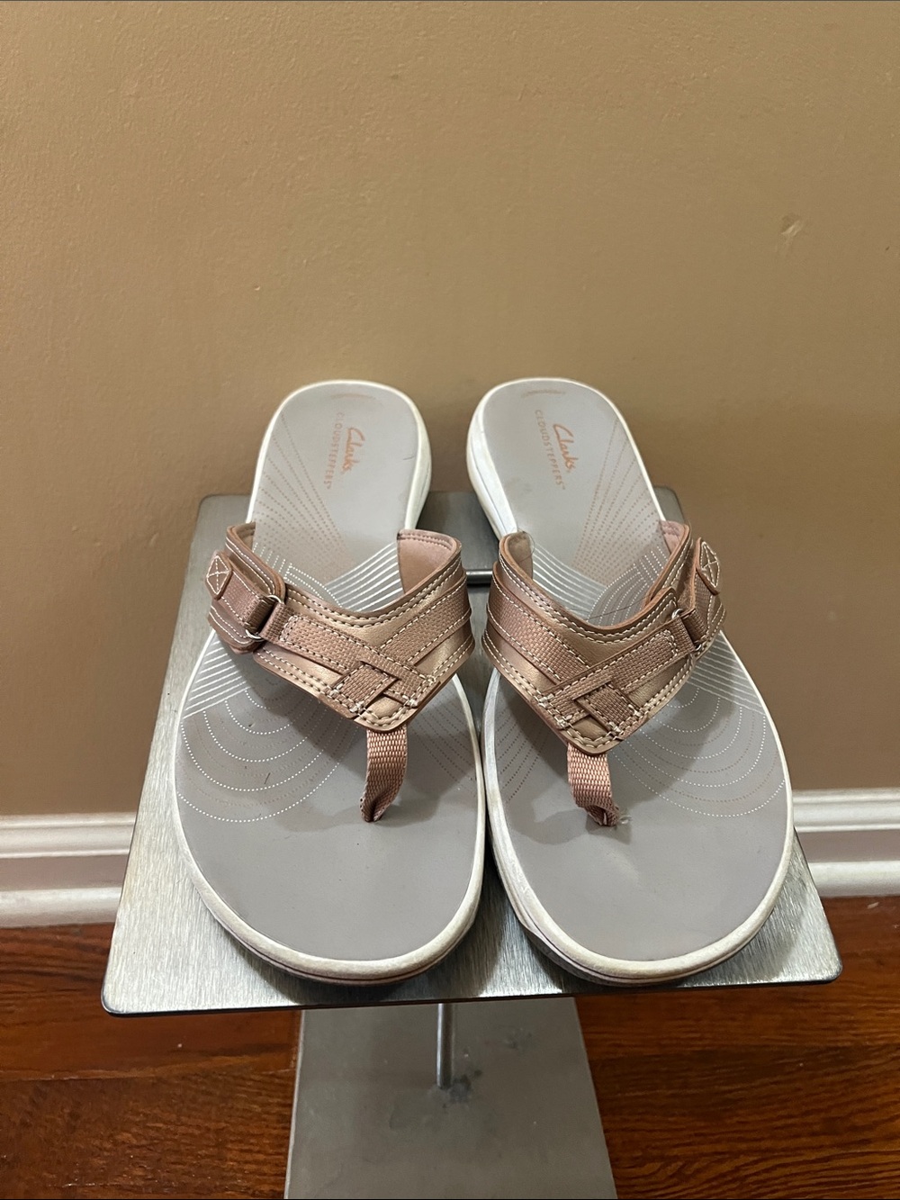 Clarks Women’s Metallic Pink Thong Sandals